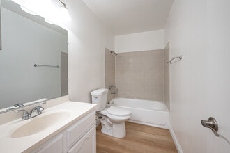 Oasis Apartments in West Covina, CA - Building Photo - Interior Photo