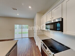 8561 Belfort Lndg Dr in Jacksonville, FL - Foto de edificio - Building Photo