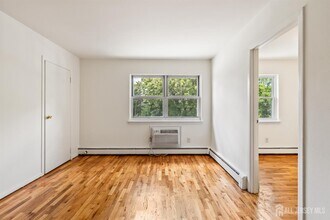 250 Main St in Spotswood, NJ - Building Photo - Building Photo