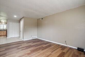 204 Mildred Ln E in Benbrook, TX - Building Photo - Building Photo