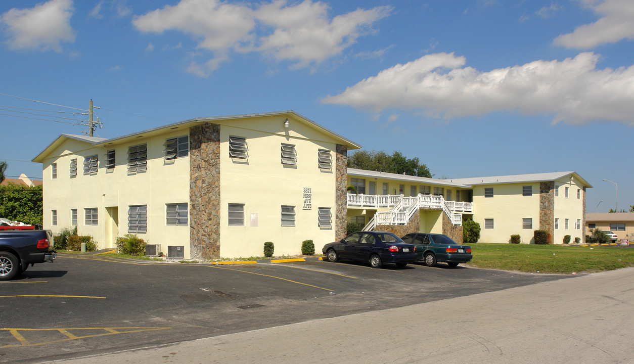 First Ave Apartments in Pompano Beach, FL - Foto de edificio