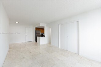 1621 Bay Rd in Miami Beach, FL - Building Photo - Building Photo