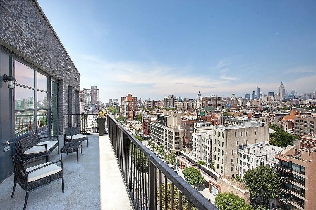 331 E Houston St in New York, NY - Building Photo