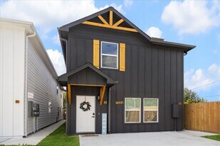 7504 Laura Koppe Rd in Houston, TX - Building Photo