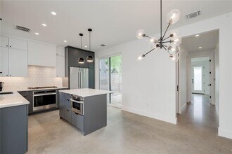 1206 Justin Ln in Austin, TX - Foto de edificio - Building Photo