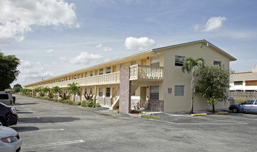 Aquarius North in Miami, FL - Building Photo - Building Photo