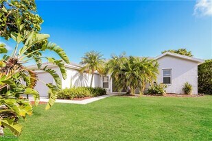 1333 Roosevelt Dr in Venice, FL - Building Photo