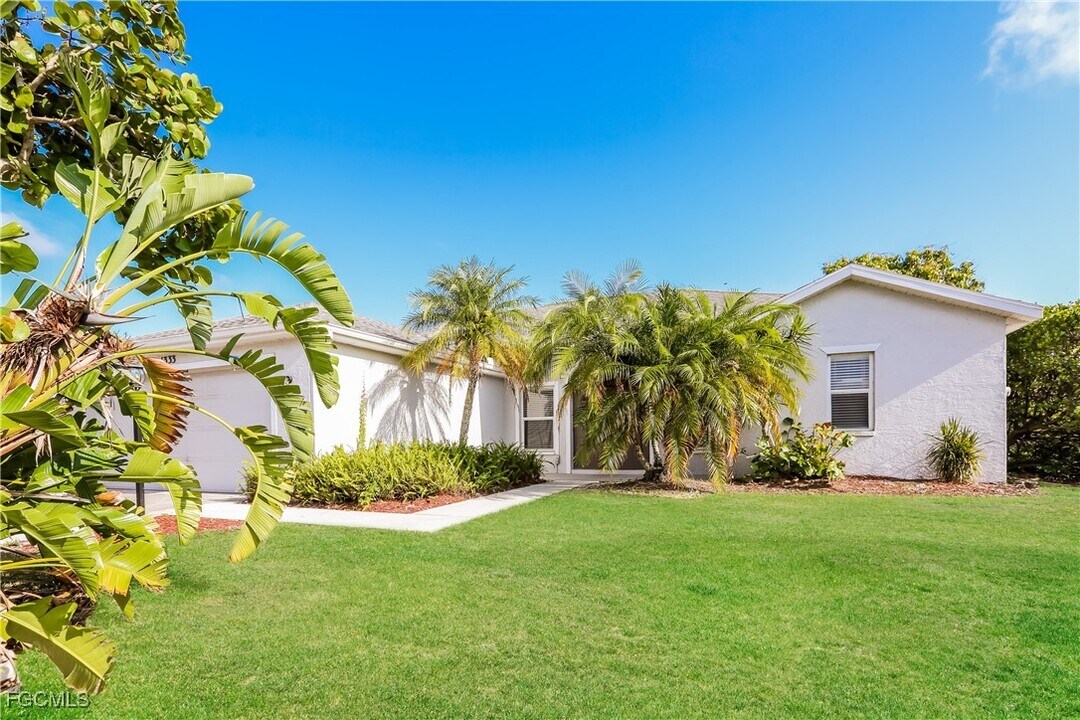 1333 Roosevelt Dr in Venice, FL - Building Photo