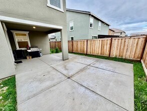 588 Spalding Wy in Lathrop, CA - Building Photo - Building Photo
