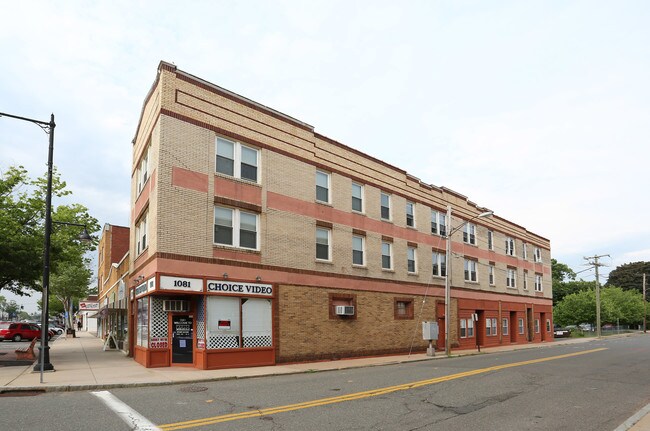 1077 Main St in Manchester, CT - Foto de edificio - Building Photo