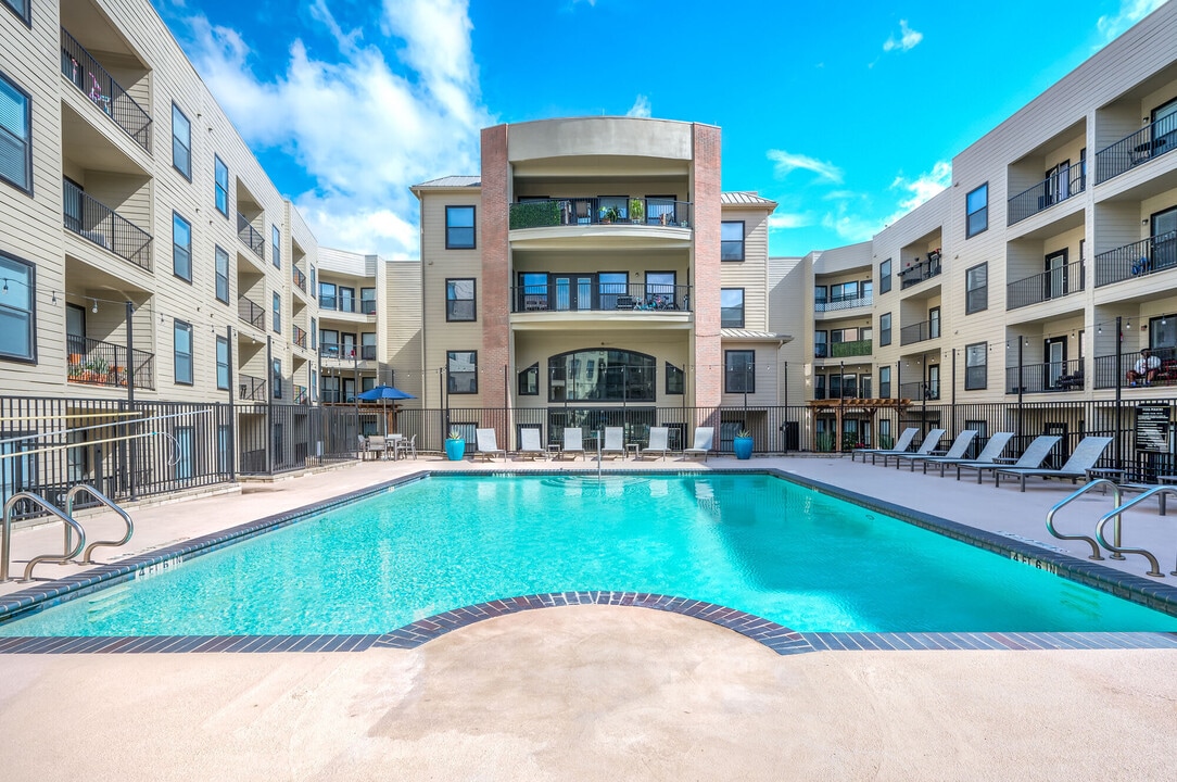 Canal Street Flats in Houston, TX - Building Photo