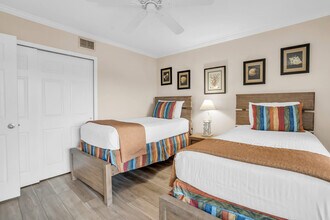 600 Neapolitan Way in Naples, FL - Building Photo - Building Photo