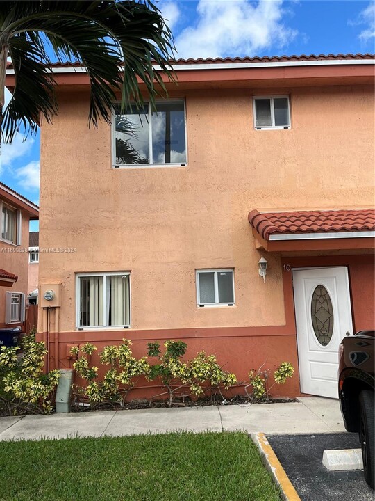 8090 NW 10th St in Miami, FL - Building Photo