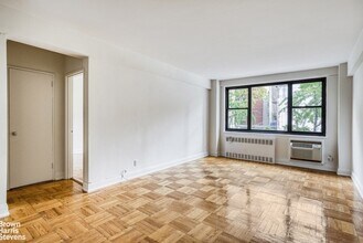 250 E 39th St, Unit 14B in New York, NY - Building Photo - Building Photo