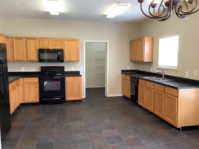 5734 N Attleburg Dr in McCordsville, IN - Foto de edificio - Building Photo