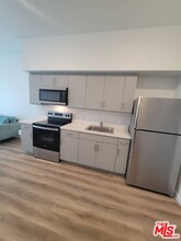 1635 E 117th Pl in Los Angeles, CA - Foto de edificio - Building Photo