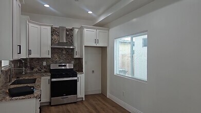 947 W Magnolia St in Compton, CA - Building Photo - Building Photo