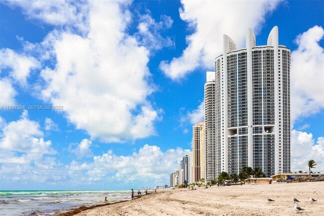18201 Collins Ave in Sunny Isles Beach, FL - Building Photo - Building Photo