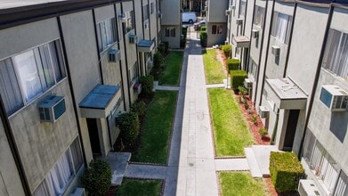 Gordon Manor in Pomona, CA - Foto de edificio - Building Photo