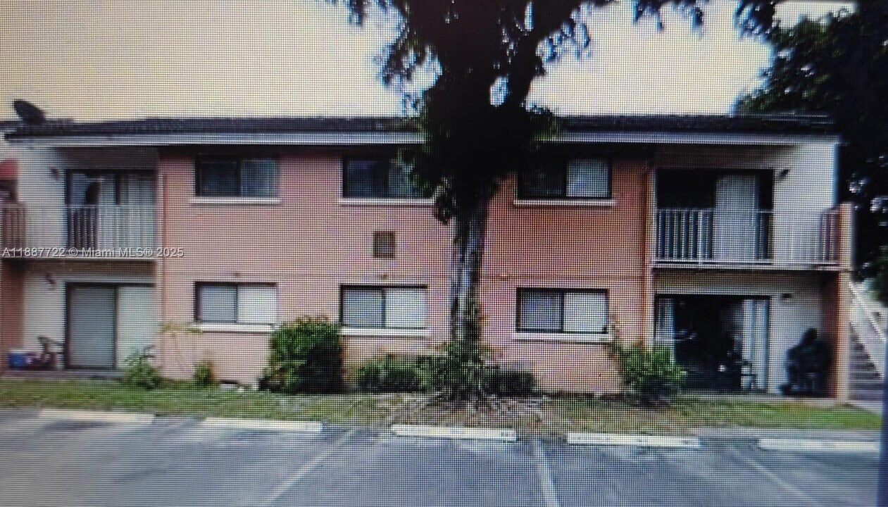 7080 NW 179th St in Hialeah, FL - Building Photo