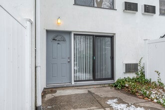 Putnam Green in Greenwich, CT - Building Photo - Building Photo