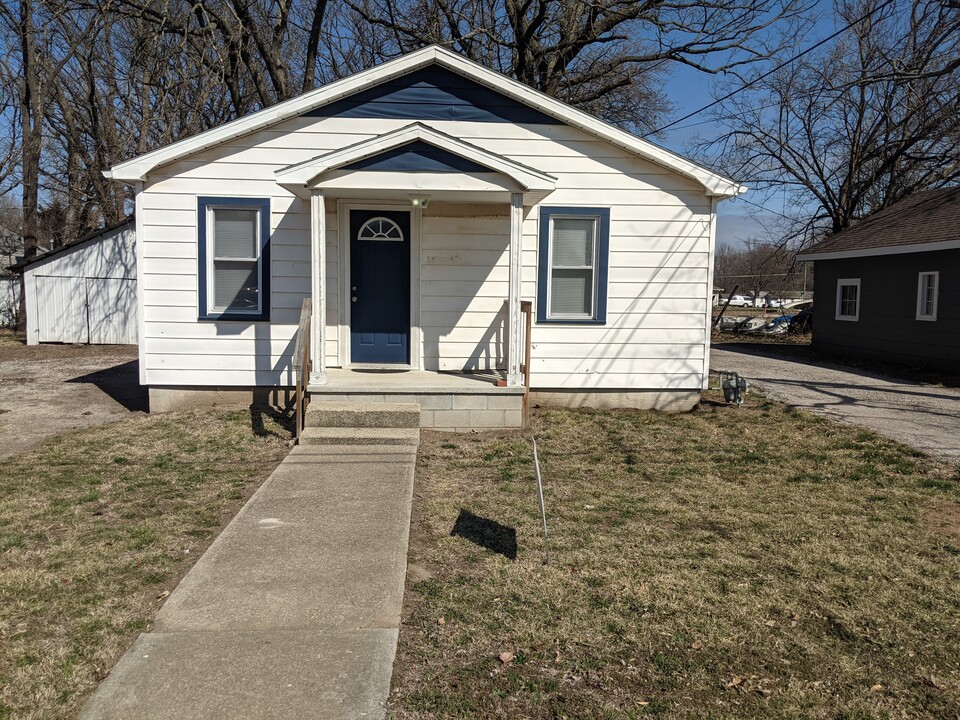 503 E Vernon St in Nevada, MO - Building Photo