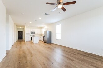 1194 Casa Luminar in Converse, TX - Building Photo - Building Photo