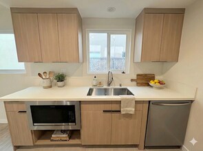 1302 Amethyst St, Unit B in Redondo Beach, CA - Foto de edificio - Building Photo