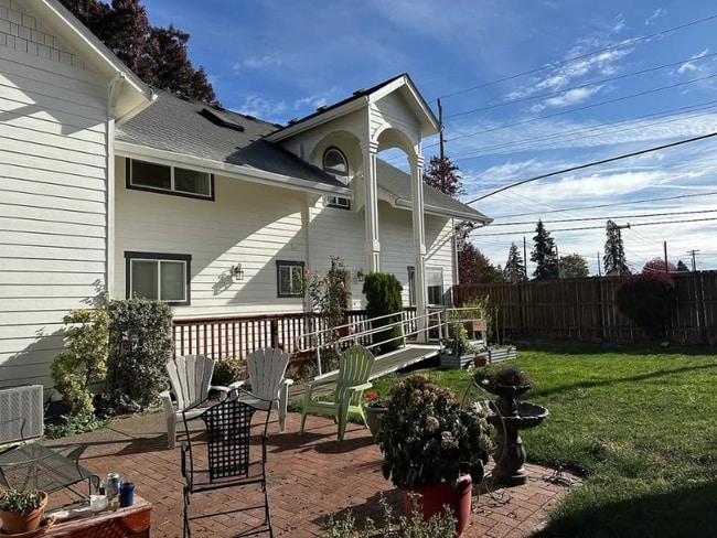 3289 3rd St in Hubbard, OR - Foto de edificio - Building Photo