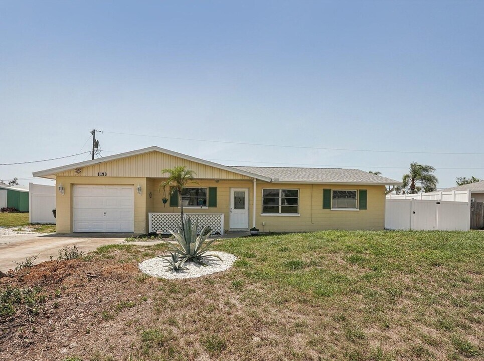 1190 Jamaica Rd in Venice, FL - Building Photo