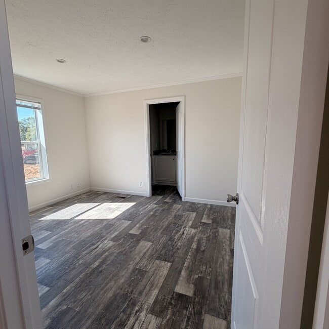 251 Old Country Rd in Eastport, NY - Foto de edificio - Building Photo