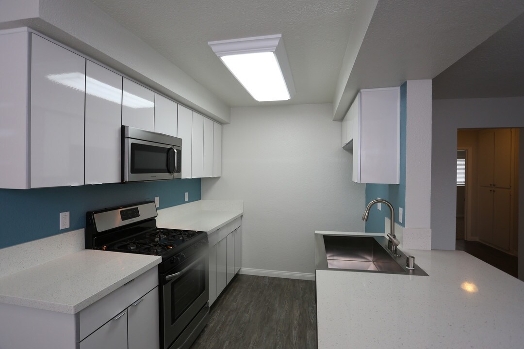 The 5800 Apartment Homes in Lakewood, CA - Building Photo