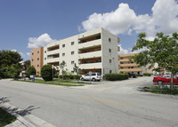 Baracoa in Hialeah, FL - Foto de edificio - Building Photo