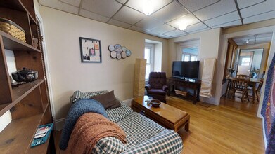 363 Beacon St, Unit 1 in Somerville, MA - Foto de edificio - Building Photo