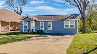 207 E Bernard St in Clute, TX - Building Photo