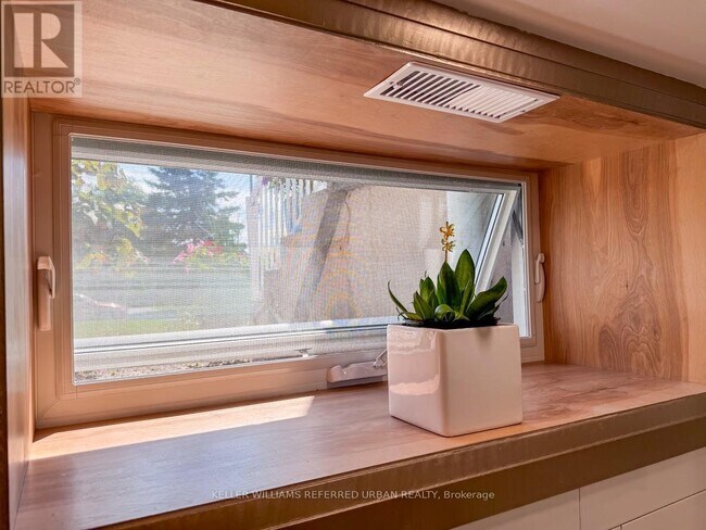 18 Sunset Trail in Toronto, ON - Building Photo - Building Photo