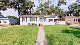 3325 Claremont Rd in Jacksonville, FL - Building Photo