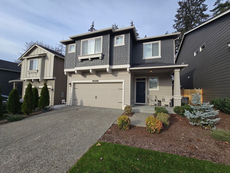10727 32nd St NE in Lake Stevens, WA - Building Photo