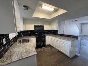 4004 W Pioneer Dr in Irving, TX - Building Photo - Building Photo