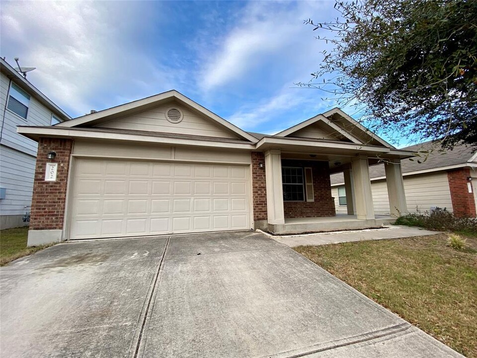 202 Wolfberry Path in Buda, TX - Building Photo
