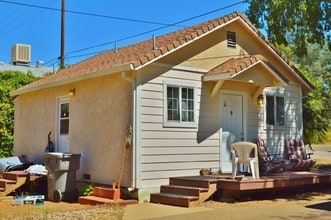 1864 Cascade Blvd in Shasta Lake, CA - Foto de edificio - Building Photo
