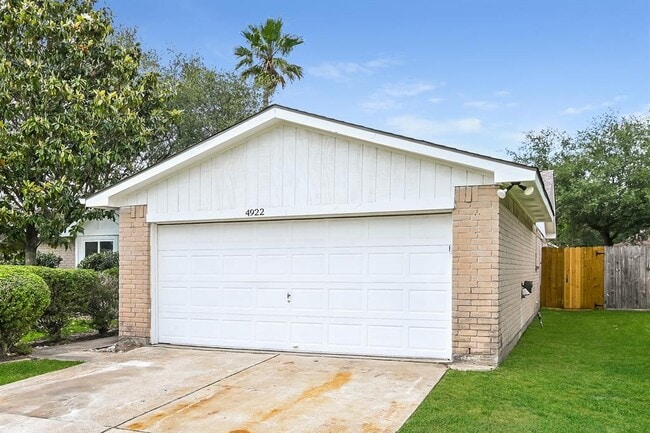 4922 Crestway Dr in La Porte, TX - Building Photo - Building Photo