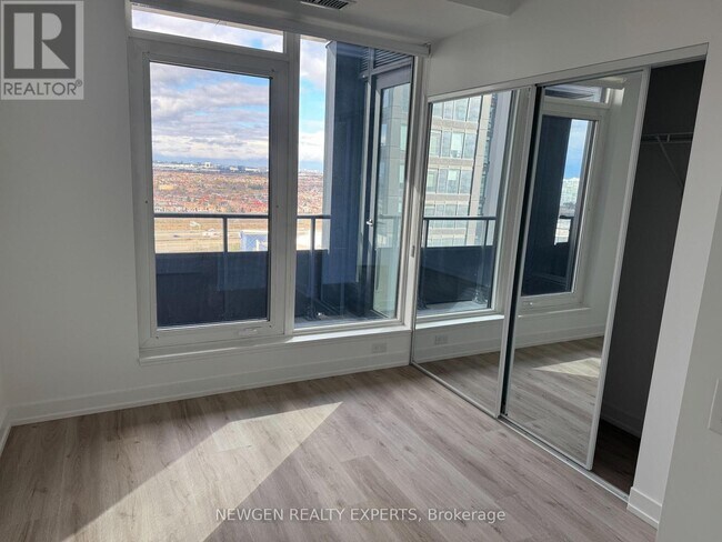 395 Square One Dr in Mississauga, ON - Building Photo - Building Photo