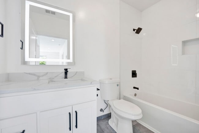 4350 W Lawrence Ave, Unit 408 in Chicago, IL - Building Photo - Building Photo