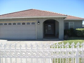 9266 Cypress Ave in Fontana, CA - Building Photo