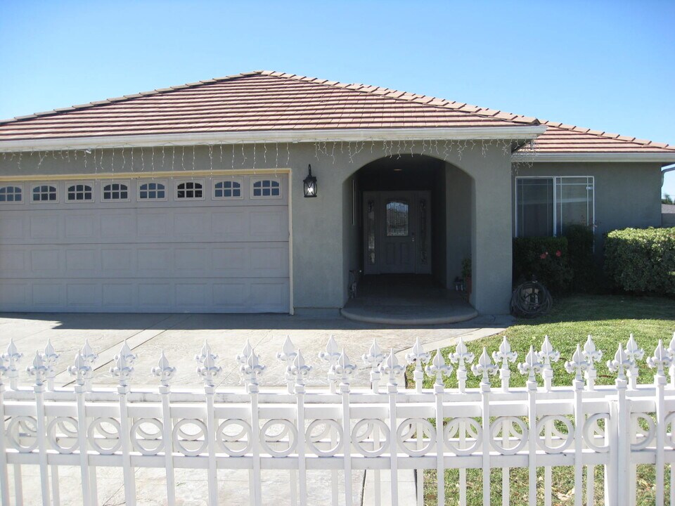 9266 Cypress Ave in Fontana, CA - Building Photo