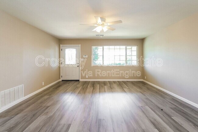 322 Sweeney Rd in Antioch, CA - Foto de edificio - Building Photo