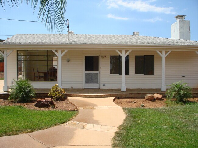 1988 Rainbow Glen in Fallbrook, CA - Building Photo - Building Photo