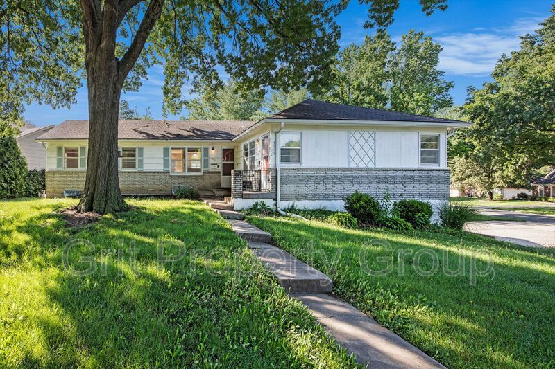 5717 W 97th St in Overland Park, KS - Building Photo