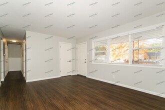 1100 Ozment Dr in Florissant, MO - Foto de edificio - Building Photo